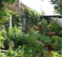 Atelier im Garten bei Claudia Kressin und Urs Hasler