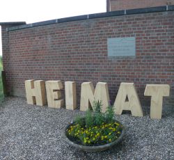 Arno Arts baute Sehnsuchts-Buchstaben vor den Ort: HEIMAT.