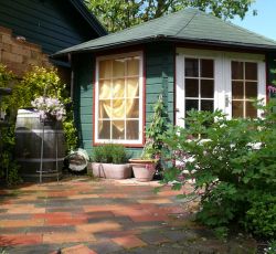 Kuschelige Laube im Naturgarten von Claudia Kressin und Urs Hasler